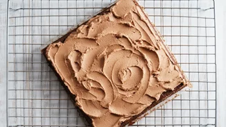 Η vegan συνταγή για σοκολατένιο κέικ με γάλα αμυγδάλου και έξτρα υγιεινό υλικό το κουνουπίδι (δε θα το καταλάβει κανείς)