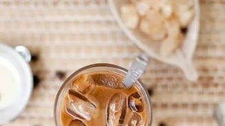 4 πράγματα που πρέπει να ξέρεις για τον ντεκαφεϊνέ (πόση καφεΐνη έχει, αν είναι επικίνδυνος και άλλες απορίες)