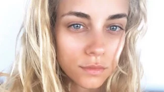 Δούκισσα Νομικού: Κόβει την ανάσα με κόκκινο φόρεμα