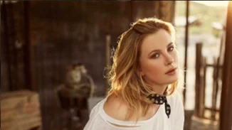 Ireland Baldwin: Ποζάρει topless και προκαλεί τους haters