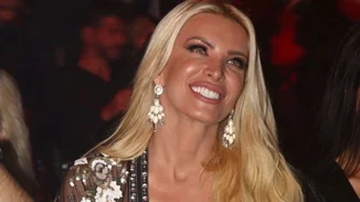 Κατερίνα Καινούργιου: Ποζάρει ως καστανή και περιμένει σχόλια για το νέο της look