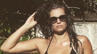 Μαρία Κορινθίου: Με χρυσό ολόσωμο στην παραλία