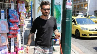 Γιώργος Μαυρίδης: Βόλτα με τον σκύλο στο Σύνταγμα