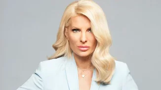 Ελένη Μενεγάκη: Η τρυφερή φωτογραφία από την παραλία με τις τρεις κόρες της που μας έκανε να "λιώσουμε"