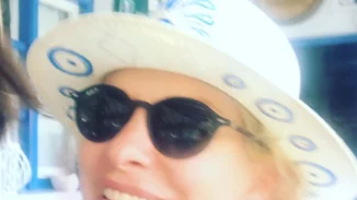 Ελένη Μενεγάκη: Απολαμβάνει τον καυτό ήλιο διαβάζοντας βιβλίο στην παραλία