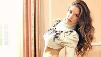 Αθηνά Οικονομάκου: Με καυτό μπικίνι στη Μύκονο έβαλε φωτιά μαζί με την κολλητή της