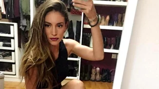 Αθηνά Οικονομάκου: Με λευκό ολόσωμο μαγιό έβαλε φωτιά στο Instagram