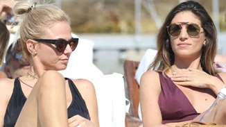 Αθηνά Οικονομάκου - Χριστίνα Κοντοβά: Χαλαρές στιγμές στις παραλίες της Μυκόνου