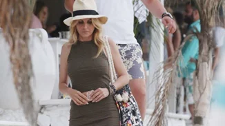 Έλενα Ράπτη: Με στενό φόρεμα μαγνήτισε τα βλέμματα στη Μύκονο