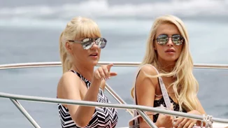 Κατερίνα Καινούργιου - Σάσα Σταμάτη: Με εντυπωσιακά μαγιό στις παραλίες της Μυκόνου