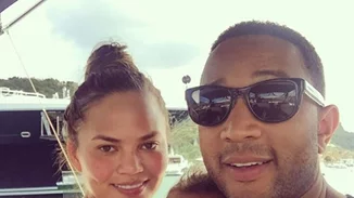 Η Chrissy Teigen ανέβασε ένα video με τον John Legend γυμνό στο ντους