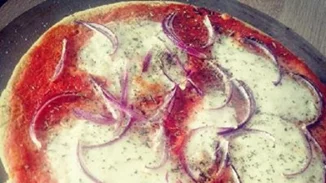 Φτιάξε πίτσα με πίτα socca από ρεβύθια – σούπερ νόστιμη, με λίγες θερμίδες γεμάτη πρωτεΐνη