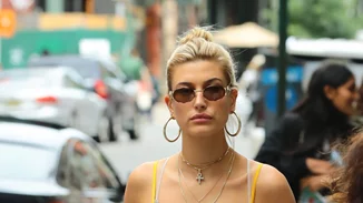 Double denim: H Hailey Baldwin σού δείχνει πώς να φορέσεις δύο τζιν κομμάτια μαζί