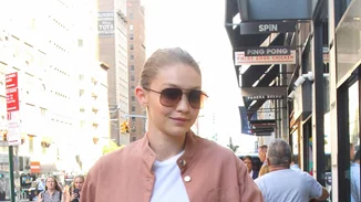 Gigi και Bella Hadid: Φορούν τη μεγαλύτερη τάση του καλοκαιριού