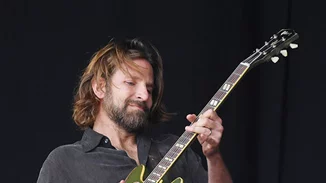 Bradley Cooper: Έπαιξε κιθάρα στη σκηνή του Glastonbury Festival!