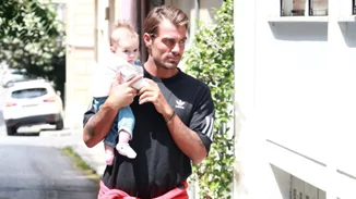 Στέλιος Χανταμπάκης: Βόλτα με την κόρη του στην Πλάκα