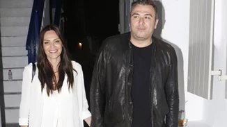 Αντώνης Ρέμος - Υβόννη Μπόσνιακ: Βόλτα στα σοκάκια της Μυκόνου