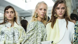 Φορέματα για νονά το καλοκαίρι 2017: Πώς να συνδυάσεις φόρεμα με αξεσουάρ για να ξεχωρίσεις