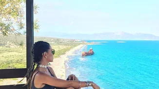 Αθηνά Οικονομάκου: Έκανε την πιο καυτή εμφάνιση του καλοκαιριού με ολόσωμο μαγιό