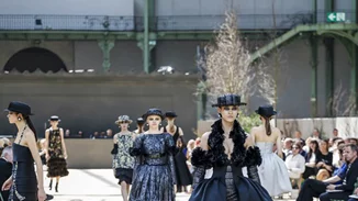 Chanel Haute Couture AW17: Ένα φαντασμαγορικό show υπό τη σκιά του Πύργου του Eiffel