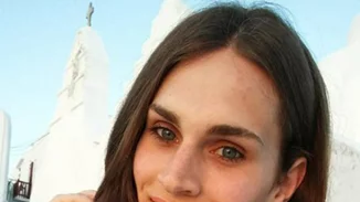 Κωνσταντίνα Λία: Το transgender μοντέλο που έκανε για πρώτη φορά πασαρέλα στη Μύκονο