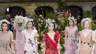 Rodarte SS18: Το εντυπωσιακό ντεμπούτο του οίκου στην Εβδομάδα Μόδας Υψηλής Ραπτικής