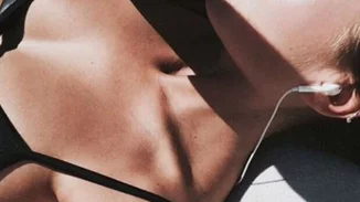 4 τρόποι για να κοιμηθείς καλά όταν έχει πολλή ζέστη