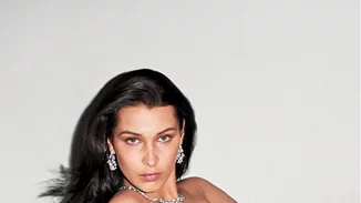 Bella Hadid: Στη Μύκονο με μπλουζάκι Έλληνα designer!