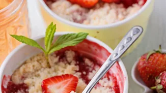 Καλοκαιρινή τάρτα με φράουλες σε κούπα, σε μόλις 10 λεπτά!