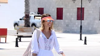 Beachwear: Τι φορούν οι διάσημες λίγο πριν μας δείξουν το μαγιό τους!