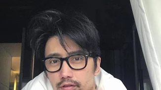 Εσύ μαντεύεις πόσων χρονών είναι αυτός ο φωτογράφος;