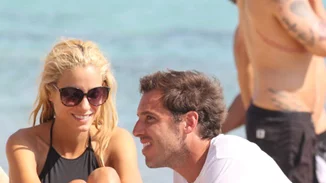 Δούκισσα Νομικού - Δημήτρης Θεοδωρίδης: Τρυφερές στιγμές στην παραλία