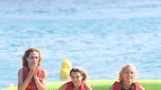 Δούκισσα - Ντορέττα - Τσάνταλη: Ξέγνοιαστες στιγμές στις παραλίες της Μυκόνου