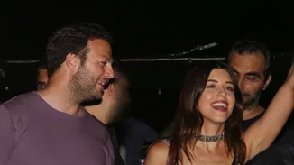 Demy: Εντυπωσιακή εμφάνιση στο Θέατρο Βράχων με τον σύντροφό της