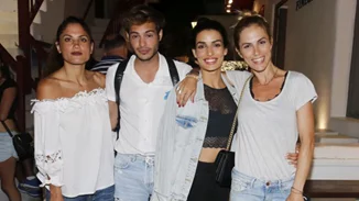 Μαίρη Συνατσάκη - Τόνια Σωτηροπούλου - Ντορέττα Παπαδημητρίου: Βόλτα στα στενά της Μυκόνου