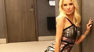 Ελένη Μενεγάκη: Ποζάρει με μπικίνι στην παραλία