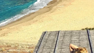 Ντορέττα Παπαδημητρίου: Στην παραλία αγκαλιά με την Τόνια Σωτηροπούλου και την Κατρίνα Τσάνταλη