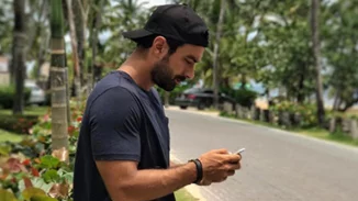 Σάκης Τανιμανίδης: Ποζάρει μαζί με την αδερφή του και θυμάται τα παιδικά του χρόνια