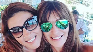 Βίκυ Χατζηβασιλείου: Η selfie με την Έλενα Παπαρίζου στην παραλία