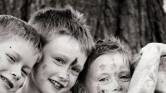 Πώς μαθαίνουμε στα αγόρια να είναι λιγότερο συναισθηματικά – και δεν το καταλαβαίνουμε