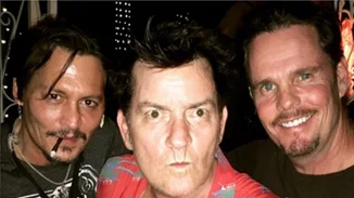 Johnny Depp: Έκανε reunion με τον Charlie Sheen και τον Kevin Dillon