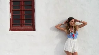 Mykonos Report: Τι φορούν οι διάσημες στα σοκάκια της Μυκόνου