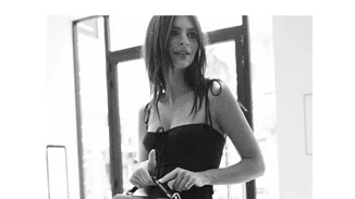 H Emily Ratajkowski σχεδιάζει την πρώτη της συλλογή από τσάντες