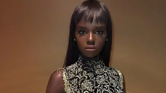 Duckie Thot: Το μοντέλο που είναι ίδιο με την Barbie!