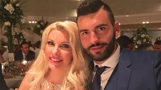 #SakisKatia: Τι φόρεσαν οι λαμπερές καλεσμένες και όλες οι λεπτομέρειες των looks τους