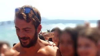 Γιώργος Αγγελόπουλος: Η πρώτη εμφάνιση σε παραλία της Σκιάθου & ο πανικός από τους συντοπίτες του