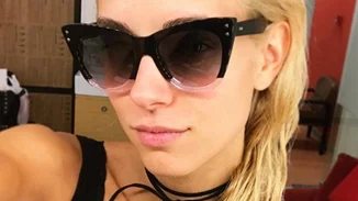 Δούκισσα Νομικού - Ντορέττα Παπαδημητρίου: Μπάνιο και ηλιοθεραπεία στον Πλατύ Γυαλό της Μυκόνου