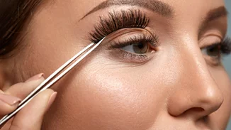 Πώς καθαρίζονται οι ψεύτικες βλεφαρίδες; Ένας εύκολος τρόπος