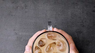 Πώς να πίνεις τον καφέ σου ώστε να μη γεμίζεις θερμίδες και σάκχαρα;