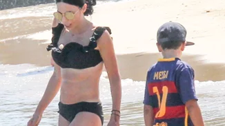 Κέλλυ Κελεκίδου: Στην παραλία με μπικίνι και χωρίς ρετούς